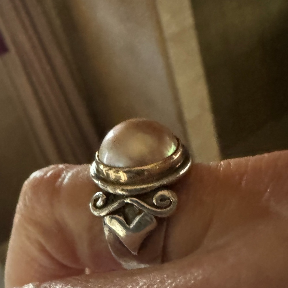 VINTAGE ERICA COURTNEY STERLING SILVER, GOLD and PEARL RING SIZE 7-8